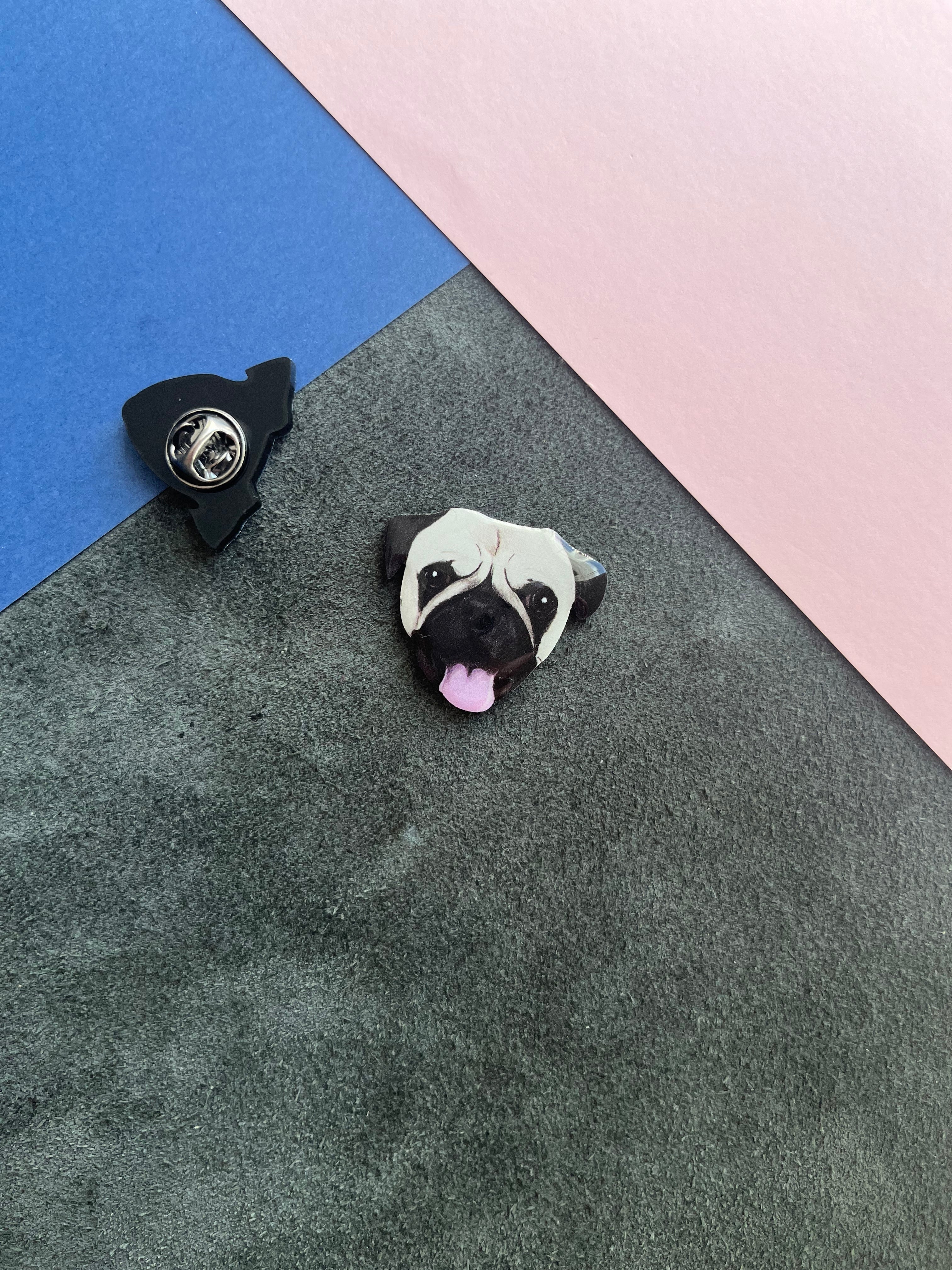 Pug | Yaka Rozeti - Evcil hayvanlar için mükemmel bir ürün.