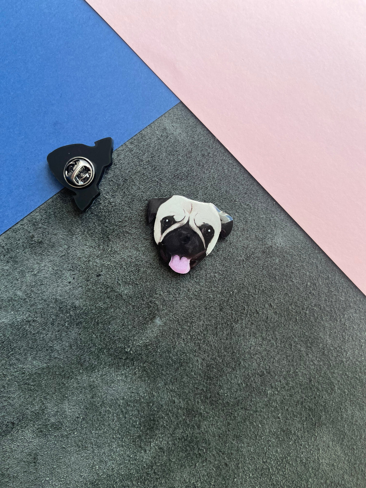 Pug | Yaka Rozeti - Evcil hayvanlar için mükemmel bir ürün.