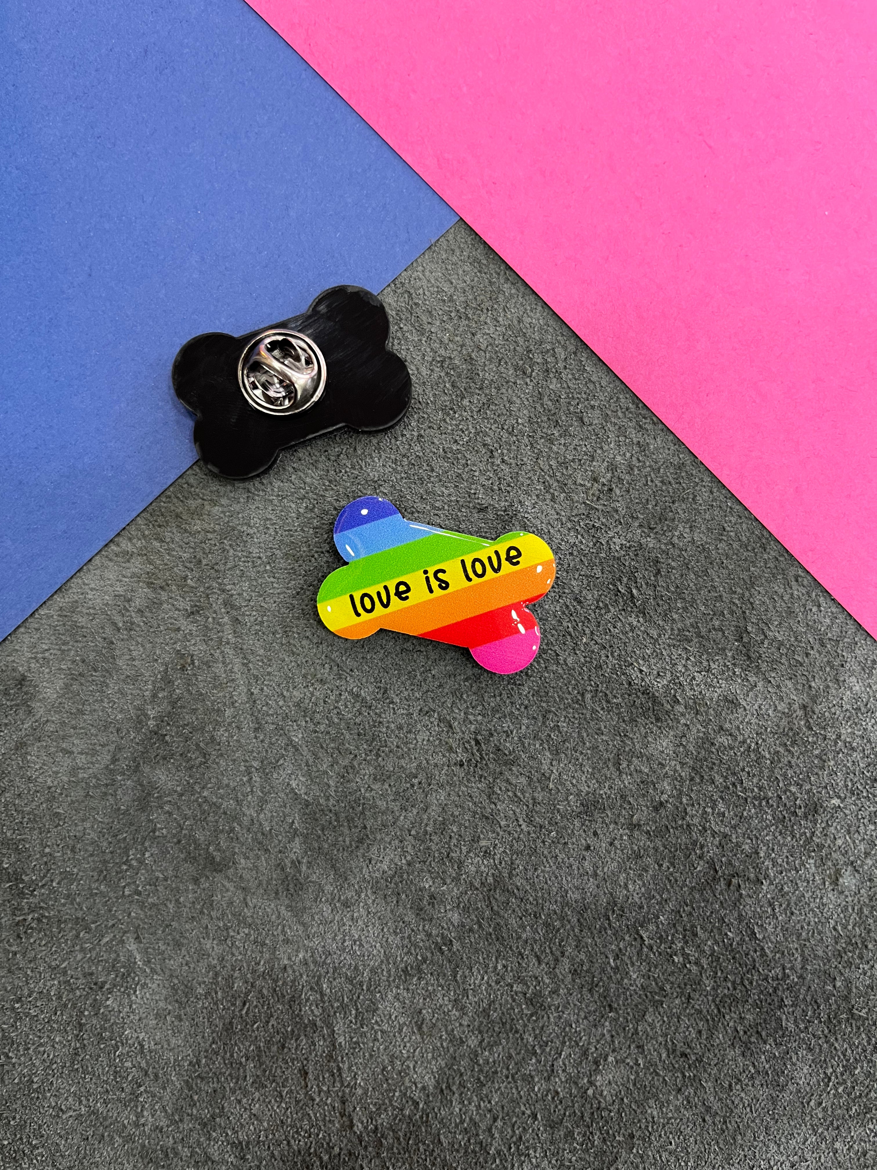 Love is Love | Yaka Rozeti - Evcil hayvanlar için mükemmel bir ürün.